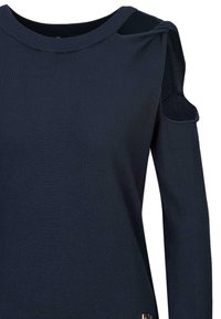 Marineblaues Langarmoberteil mit kalten Schulterausschnitten und geripptem Rundhalsausschnitt, aus weichem Strickstoff gefertigt.