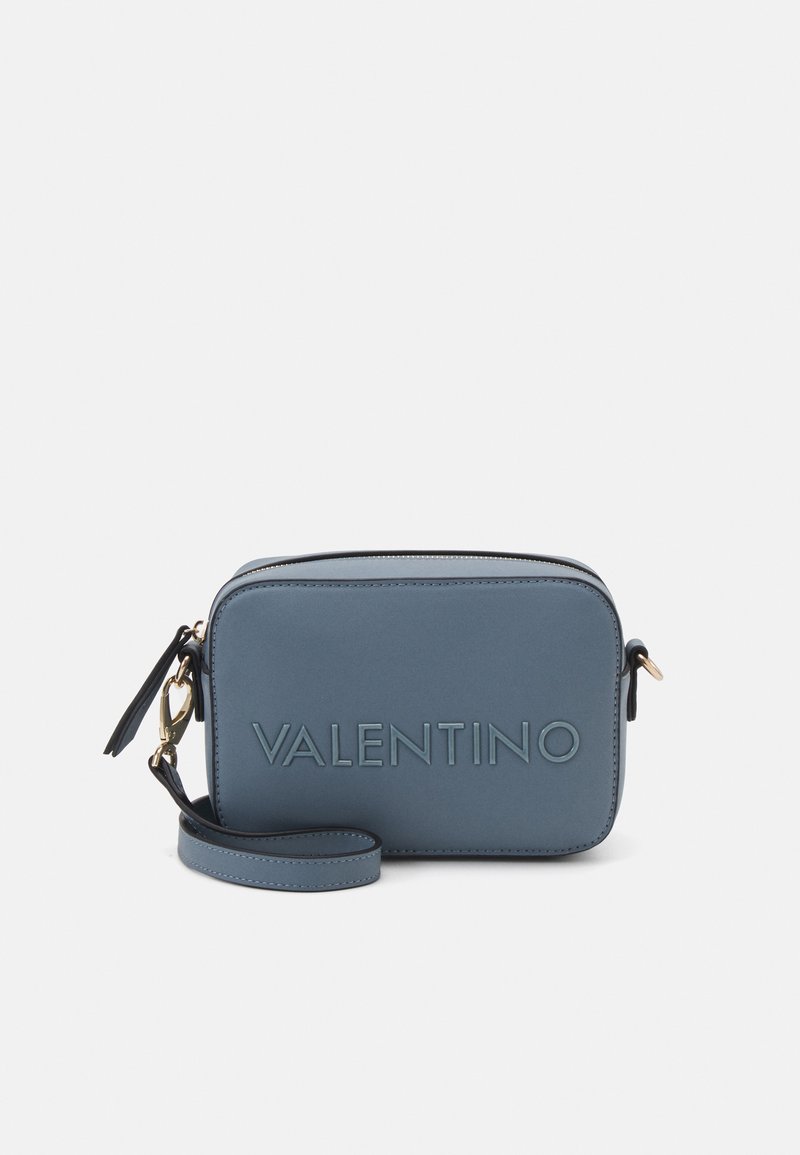 Sac bandoulière rectangulaire en cuir bleu avec logo "VALENTINO" embossé, quincaillerie dorée et une sangle amovible. Texture lisse et design minimaliste.
