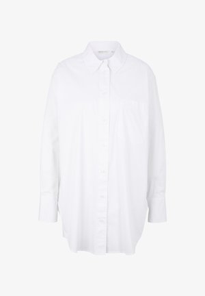 Enkel hvid skjorte med lange ærmer, knapper, krave og brystlomme, præsenteret mod hvid baggrund.