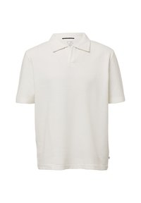 Witte poloshirt van textuurstof. Kenmerkt zich door een klassieke kraag en korte mouwen. Kleine logo-tag aan de zijkant.