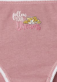 Rosa Baumwollunterwäsche mit einem weißen und rosa Print-Design, das den Text "Folge deinen Träumen" und einen schlafenden Cartoonhund zeigt.