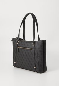 Sac fourre-tout noir avec une finition texturée, présentant des accents en métal doré, une poche frontale zippée et des bretelles doubles.