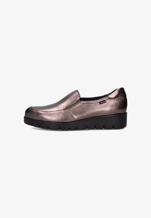 Scarpa slip-on in bronzo con tomaia texturizzata e suola piatta nera. Presenta un punta rotonda e dettagli di cucitura minimi.