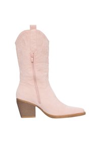 Różowe zamszowe kowbojki z wąskim noskiem, bocznym zamkiem i piętą z warstwowego drewna. Posiadają wytłaczane zdobienia na cholewce.