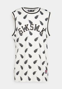 Camiseta de baloncesto sin mangas blanca con patrón de llamas y balón en negro, que presenta la inscripción "SIKSILK" y un logo de la NBA bordado en el dobladillo.