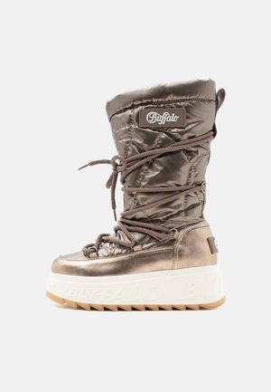 High platform winter boot in shiny bronze with quilted upper, wrap-around laces, and Buffalo logo on side and sole.