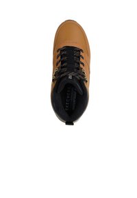 Bota impermeable marrón de Skechers con cuello acolchado negro, cordones negros y marrones, y ojales metálicos, vista desde arriba.