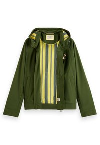 Giacca verde con cappuccio e fodera interna gialla e a righe. Presenta cerniere, tasche e una texture liscia.