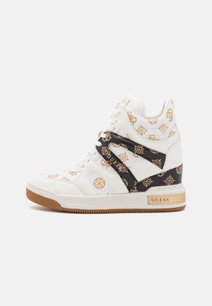 Hochschuh-Sneaker aus weißem und schwarzem Leder, mit goldenen Logomustern, einer beigen Gummisohle und schwarzen Riemen über dem Mittelteil.