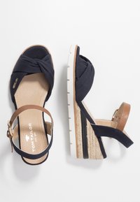 Námořnické wedge sandály s uzlovým textilním svrškem, hnědým koženým páskem na kotníku, bílou gumovou podrážkou a platformou obalenou jutou.