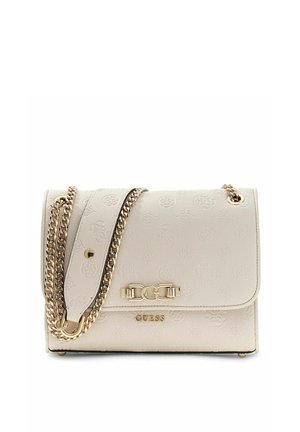 Sac à main Guess couleur crème avec motif de logo embossé, bandoulière en chaîne dorée et fermoir doré sur le rabat avant.