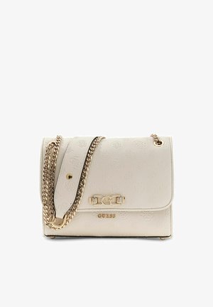 Sac à main Guess couleur crème avec motif de logo embossé, bandoulière en chaîne dorée et fermoir doré sur le rabat avant.