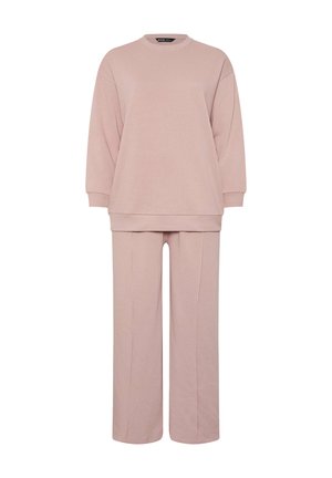 Blød lyserød oversized sweatshirt med lange ærmer kombineret med matchende vidde bukser, designet til afslappet komfort.