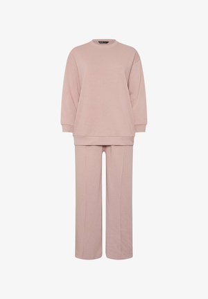 Pehmeä vaaleanpunainen ylipitkä collegepaita pitkillä hihoilla, yhdistetty samansävyisiin leveälahkeisiin housuihin, suunniteltu rentoon mukavuuteen.