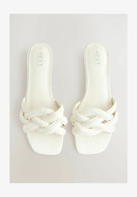 Selezionato, neutral cream