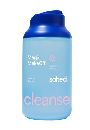 Blaue Flasche mit dunkelblauem Deckel, beschriftet mit "Magic MakeOff" Make-up-Entferner von salted, enthält SeaSync Panthenol und das Wort "cleanse" in Pink.