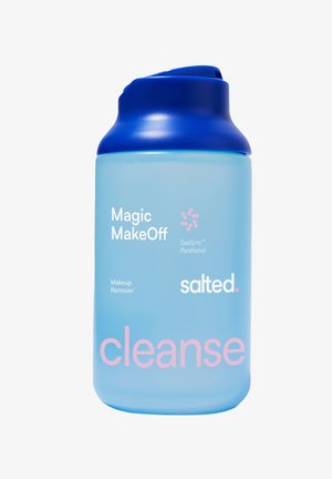 Niebieska butelka z ciemnoniebieską nakrętką, opisana jako "Magic MakeOff" płyn do demakijażu firmy salted, zawierająca SeaSync Panthenol i słowo "cleanse" na różowo.