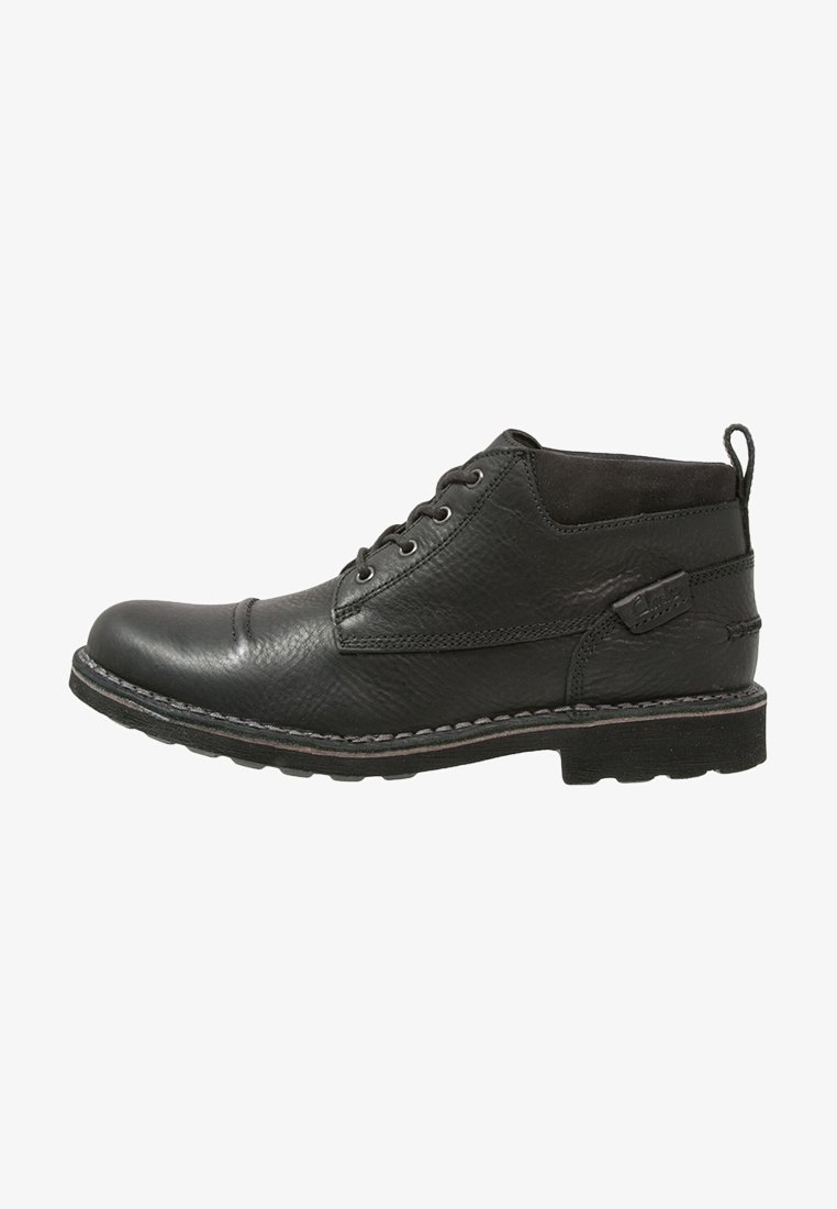 Bottine noire en cuir avec laçage à l'avant, bout arrondi, languette à l'arrière et semelle en caoutchouc robuste.