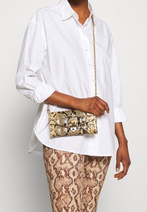 Slangeprint crossbody taske med en guldkæde-strop, der har en tekstureret overflade og et låseelement i nuancer af beige og brun.