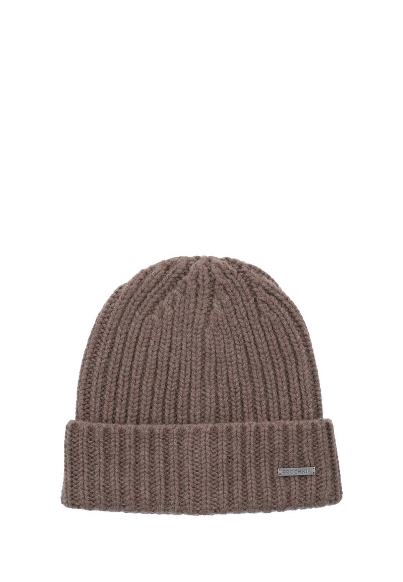 Dzianinowa brązowa czapka beanie o prążkowanej teksturze, z podwiniętym mankietem i metalowym znakiem marki z boku. Prosty i funkcjonalny design.