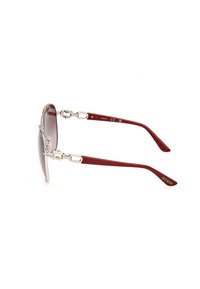 Ochelari de soare cu ramă de culoare vișinie, lentile gri cu nuanță gradient și detalii metalice argintii. Au o balama decorativă și un logo pe templu.