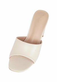 Mule open-toe in pelle beige con una larga fascia sul collo del piede e un tacco affusolato, caratterizzati da una texture liscia e dettagli di cucitura sottili.