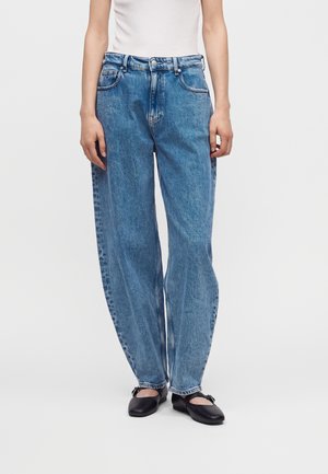 Tommy Jeans, JEANIE MID WASH BALLOON - Торбести дънки - denim medium