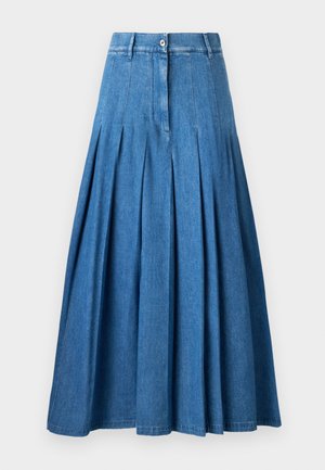 Jupe maxi en denim avec plusieurs plis, couleur bleu clair, taille avec fermeture à bouton, et une légère texture typique du tissu en denim.