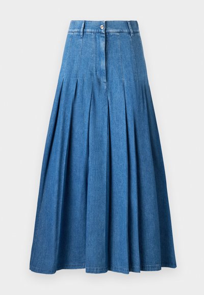 Denim maxi suknja s višestrukim naborima, svijetloplave boje, pojas s gumbom za zatvaranje i blaga tekstura tipična za denim tkaninu.
