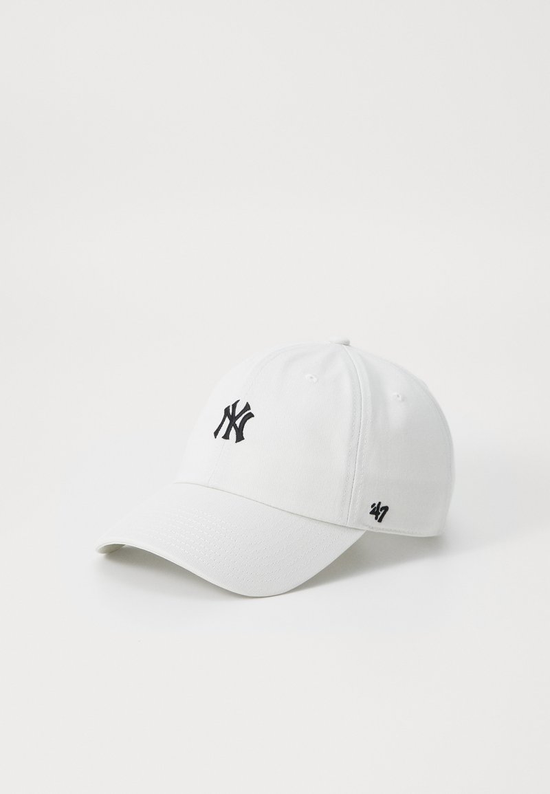 Cappello da baseball bianco in tessuto, con un logo ricamato nero sul davanti e un piccolo accento di logo nero sul lato.