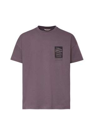 T-shirt violet à manches courtes avec col rond, arborant un motif noir de collines superposées et le mot « TOGETHER » sur le côté gauche de la poitrine.