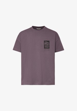 T-shirt violet à manches courtes avec col rond, arborant un motif noir de collines superposées et le mot « TOGETHER » sur le côté gauche de la poitrine.