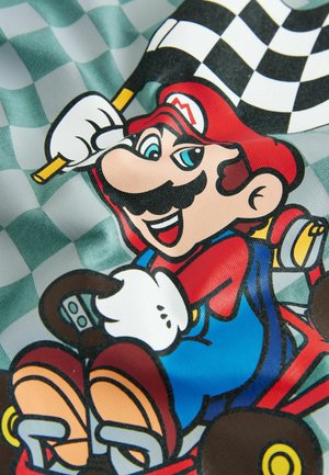 Mario-Charakterdesign auf Stoff, mit roter Mütze, blauen Latzhosen, weißen Handschuhen, einem Hintergrund mit kariertem Rennflaggenmuster und bunten Kart-Details.