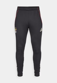 Zwarte sportbroek met rode zijstrepen, voorzien van een logo en drie sterren aan de voorkant. Gemaakt van een zachte, rekbare stof.