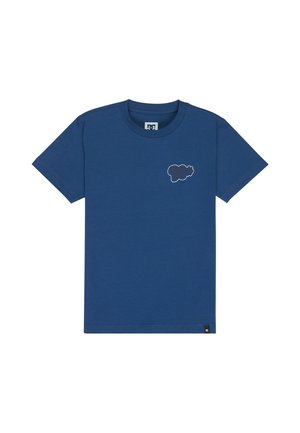 T-shirt bleu à manches courtes avec un petit nuage bordé de blanc sur la poitrine gauche. Aucun autre motif ou dessin visible.