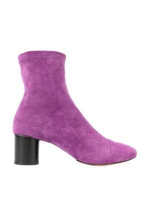 Bottine en daim violet avec bout rond et talon bloc noir sur fond blanc.