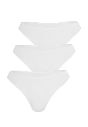 Drei schlichte weiße Damenunterhosen im Bikini-Schnitt, vertikal auf weißem Hintergrund gestapelt.