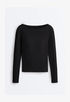 Črna rebrasta majica z dolgimi rokavi, z ladijskim izrezom in oprijeto silhueto, prikazana na belem ozadju.