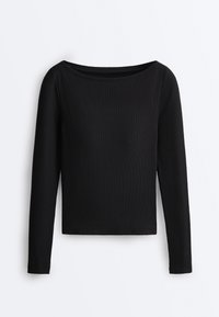 Črna rebrasta majica z dolgimi rokavi, z ladijskim izrezom in oprijeto silhueto, prikazana na belem ozadju.