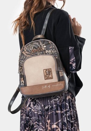 Braun-beige Rucksack mit floralen Mustern, verstellbaren Trägern und metallischen Akzenten; verfügt über ein Logo und gestickten Text auf der Vorderseite.