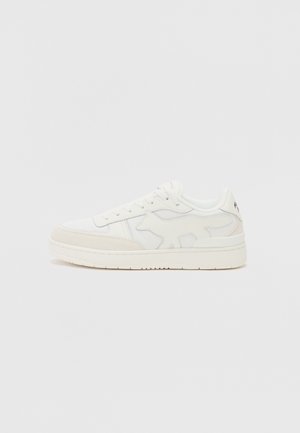 Fehér sportcipők sima felsőrésszel, velúrbetétekkel, kontrasztos textúrákkal és alacsony profilmérettel. Tonális varrásokkal és fűzős kialakítással rendelkezik.