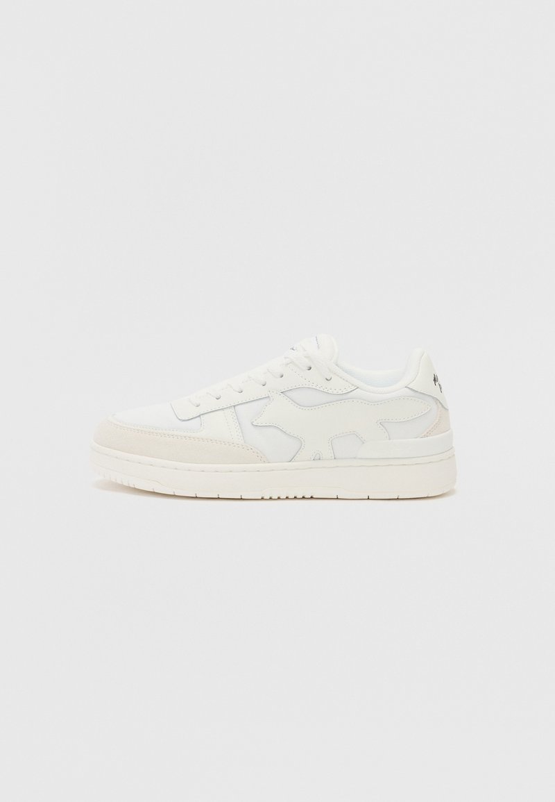 Biele tenisky s hladkým zvrškom, semišovými akcentmi, kontrastnými textúrami a nízkoprofilovou podrážkou. Obsahujú tónové švy a šnurovací dizajn.