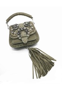 Bolso de ante verde oliva con una solapa decorativa adornada con cristales, detalles de tachuelas y un fleco largo. Asa texturizada para un buen agarre.