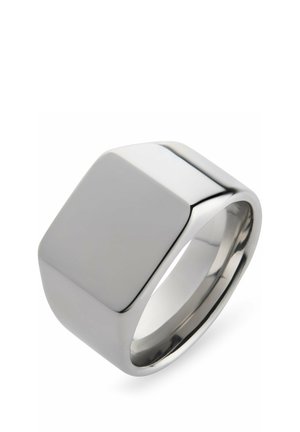 Anello quadrato in argento lucidato con banda liscia e spessa e superficie superiore piatta, che riflette la luce su sfondo bianco.