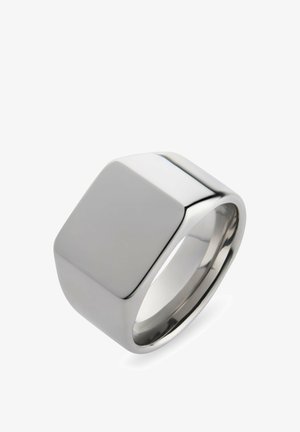 Gepolijste zilveren ring in vierkante vorm met een gladde, dikke band en een vlakke bovenzijde, die licht reflecteert op een witte achtergrond.