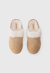 Par med beige semskede tøfler med hvit fluffy fleecefôr, merket "Sorel," vist ovenfra på en hvit bakgrunn.