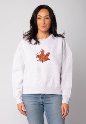 Hellgrau Sweatshirt mit langen Ärmeln und einem verkürzten Design, das auf der Vorderseite ein oranges und braunes Ahornblatt-Graphic zeigt.