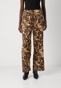 Pantaloni a gamba larga in stampa leopardata color beige con macchie nere, realizzati in un tessuto morbido, con una vestibilità rilassata e vita con cordino.