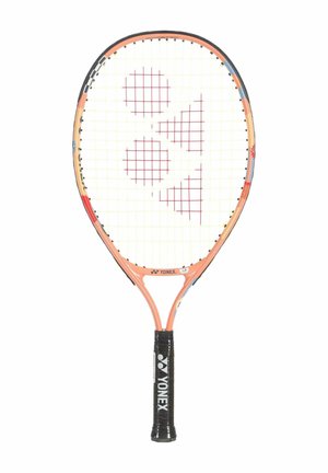 Oranje en zwarte Yonex tennisracket met wit en rood snaarpatroon, geïsoleerd op een witte achtergrond.