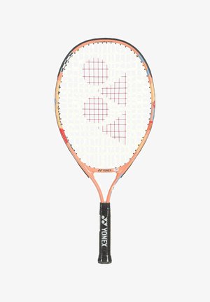 Orange-schwarzer Yonex Tennisschläger mit weißem und rotem Saitenmuster, isoliert auf weißem Hintergrund.